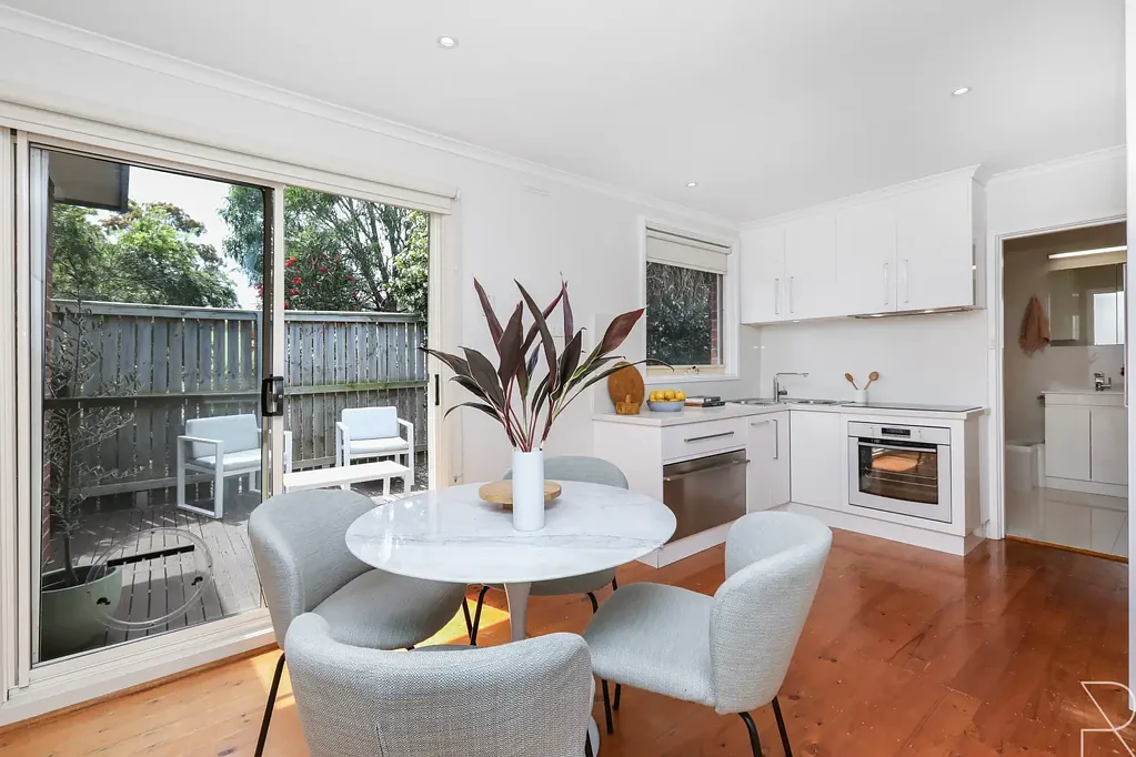 Newport 1房 Newport热门区域 精心翻新石材厨房 朝北私密庭院 优质装修低维护 娱乐休闲便利 Feel at Home. Fall for the View. Parkside Living Awaits.