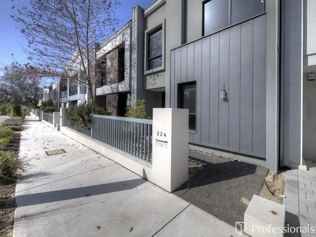Bushmead 3房  PRICED TO SELL!!!!  Stylish Bushmead Townhouse in a Premium Foothills Location!