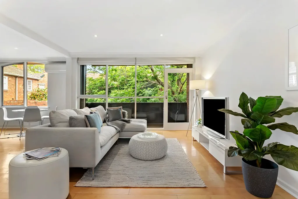 Spacious First-Floor Apartment in a Leafy Toorak Setting