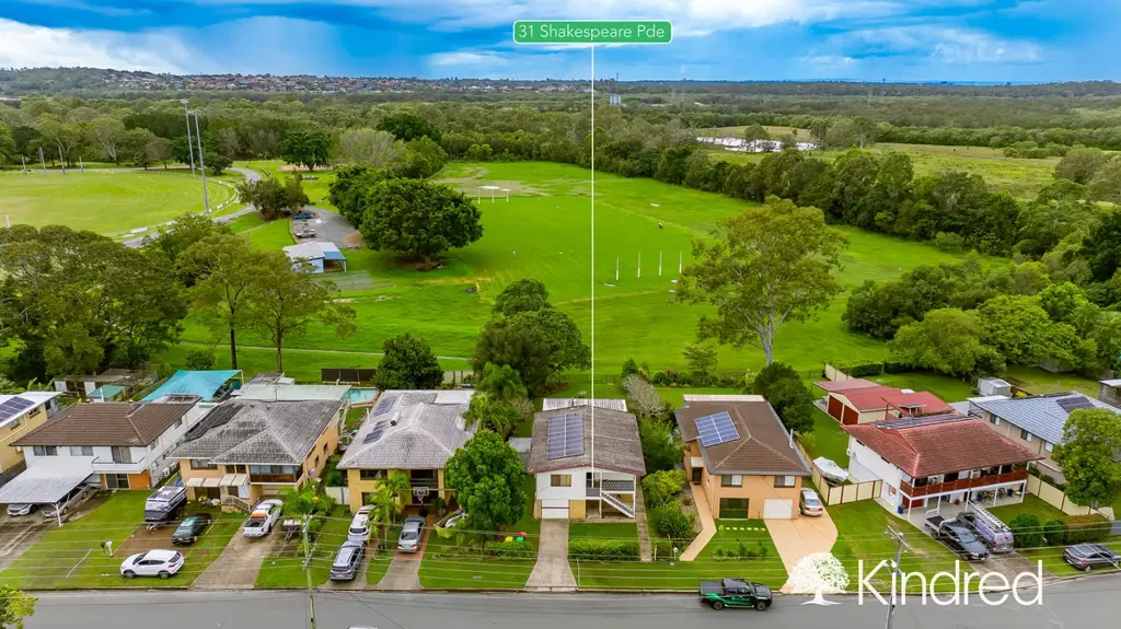 Strathpine 3房 公园旁宁静绿意 607sqm全围栏地块 宽敞娱乐露台 现代翻新厨房 开放式起居空间 双车库太阳能 Big Deck, Big Yard - Direct Park Access