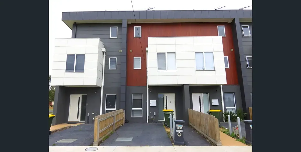 TOWN HOUSE FOR RENT IN WALKING DISTANCE TO TRAIN STATION