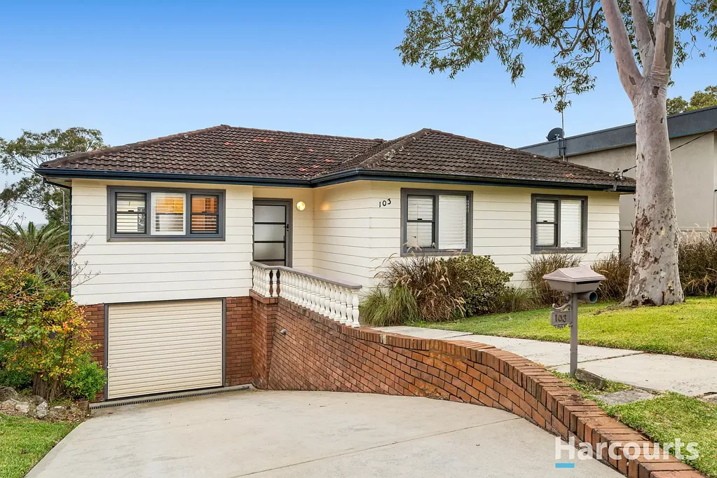 Valentine 3ਬੈੱਡਰੂਮ Elevated lake views & northerly sun on quarter-acre block