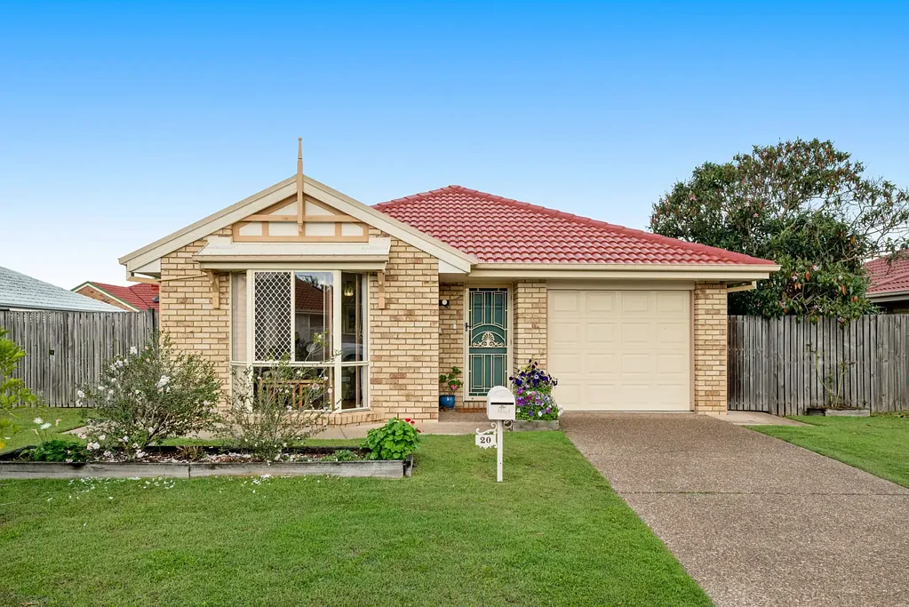 Carina 3침실 Immaculately Presented Brick Home with 18.8m frontage in sought after location