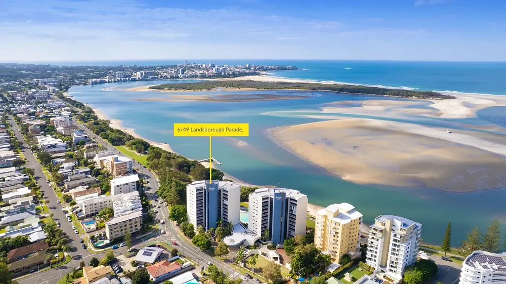 Golden Beach 2ห้องนอน Immaculately Presented -  Absolute Beachfront ground-floor Apartment