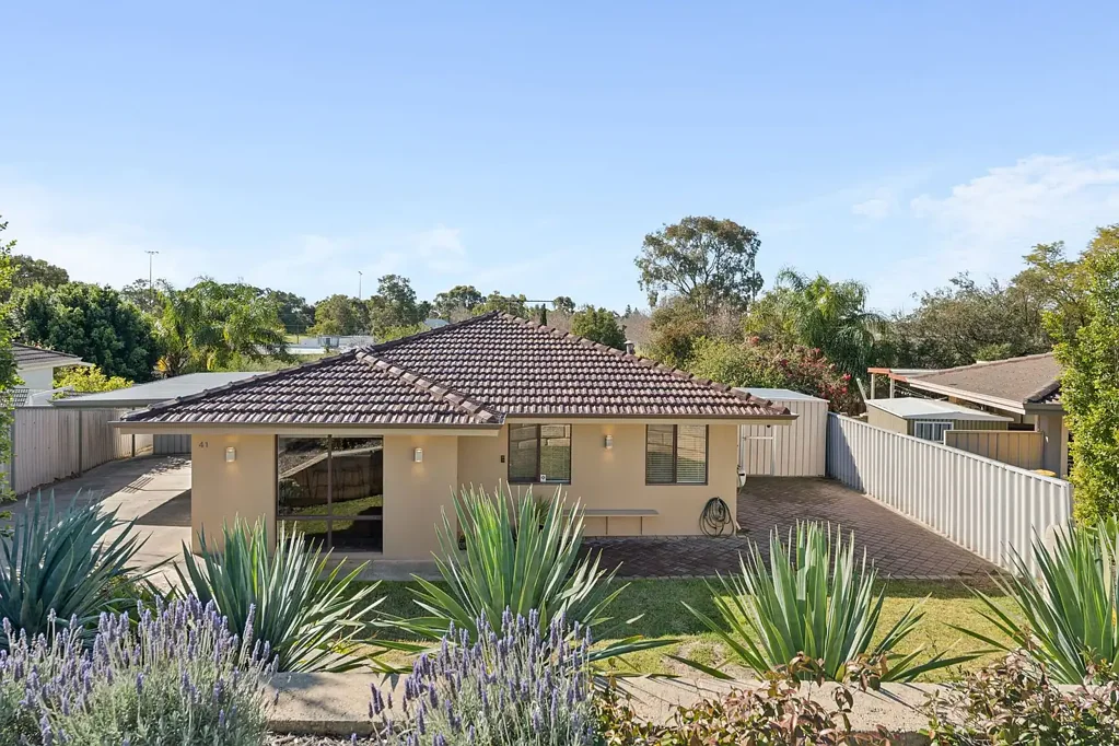 Ballajura 3कमरा Neat, Functional & Subdivision Possibilities!