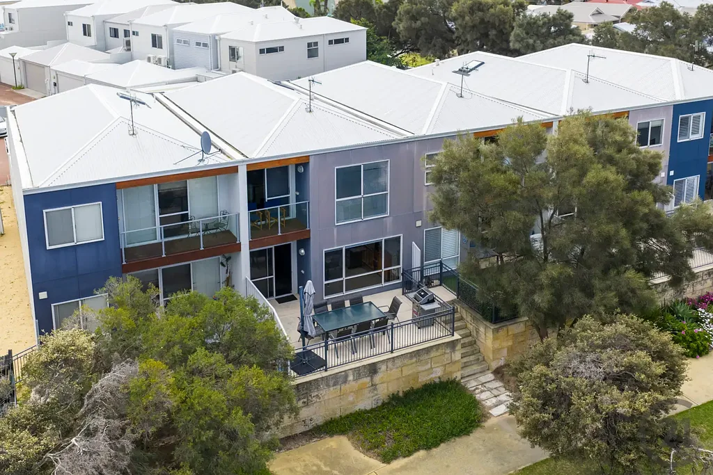 Falcon 4Zimmer Estuary Side Excellence with Income Potential