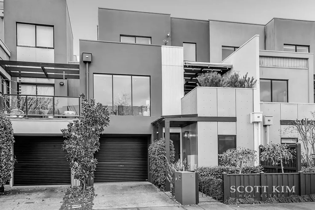 Brunswick East 3 Slaapkamer Leafy Family Sanctuary with Sweeping Views and Space with No Body Corporate