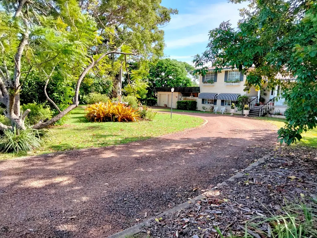 Bundaberg North 4房  LAND BANK FOR DEVELOPEMENT-MANSION with POOL-17 ACRES, GRAZE or GROW- 5 MINUTES FROM BUNDABERG CBD.