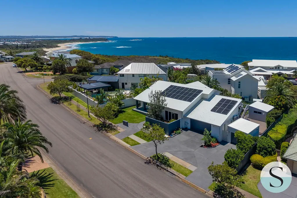 Caves Beach 5Zimmer Architectural Elegance, Custom Build, Single Level from the Street, Flat Backyard, Colossal Decks, Views, Separate Studio, Drive Thru 3 Car Garaging!