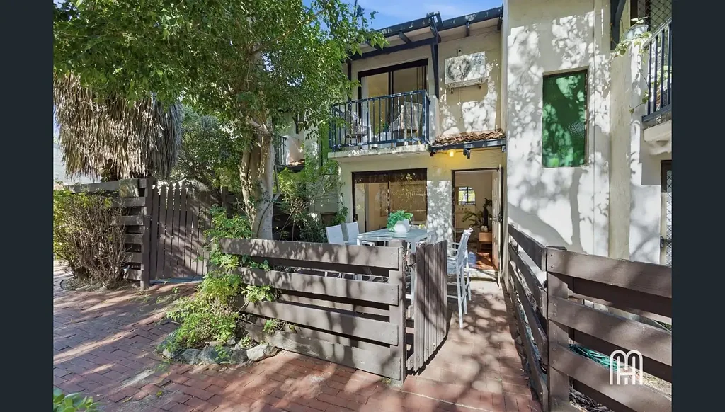STYLISH TOWNHOUSE!