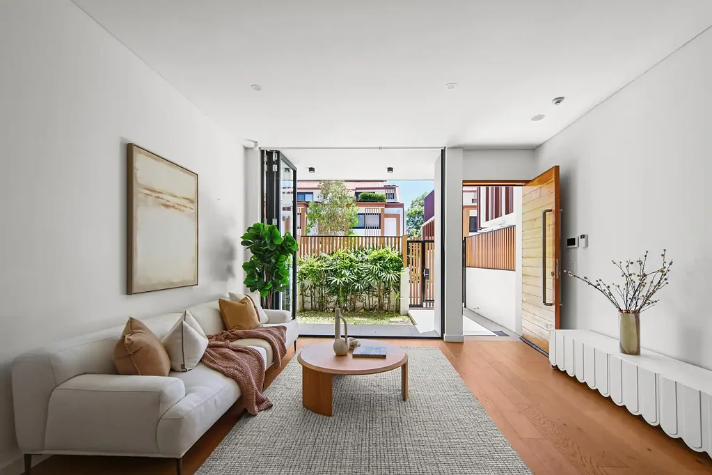 Ashfield 3房 精品楼内宁静街 三层高挑天花板 开放式生活区 现代厨房宽敞卧 多个户外区域 三车位锁闭车库 靠近公园学校 Sleek And Modern Living At "The Ochre"