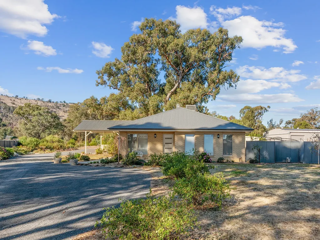 Euroa 3침실 Modern Living on a Rare 1 Acre Allotment, Hill Views & Impressive Workshop