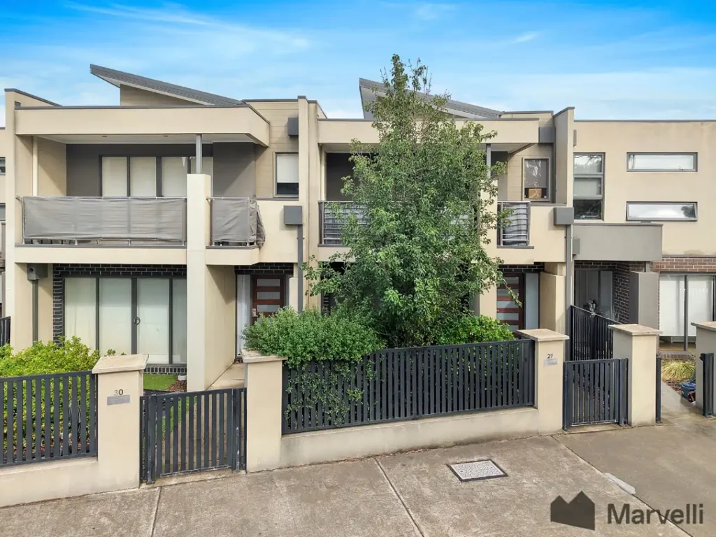 Caroline Springs 3침실 "UNDER OFFER" - STYLISH & CONVENIENT LIVING - STREET FRONTAGE