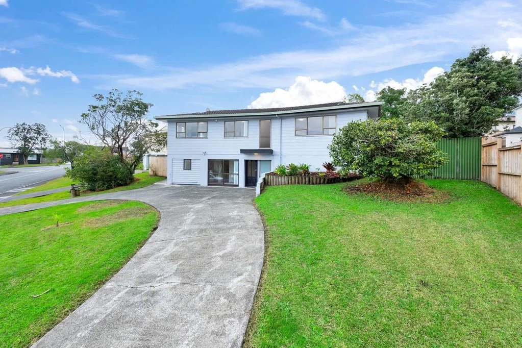 Beautiful 5 bedrooms building in West Auckland