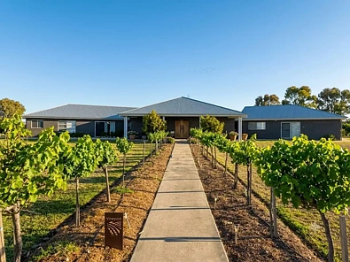 Inverell 7Zimmer Modern Family Living in a Quiet, Family-Friendly Location