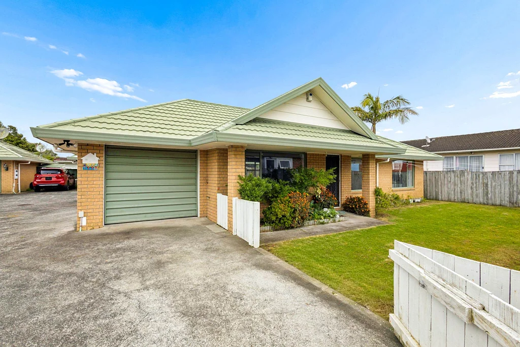 Manurewa 3침실 BEST DEAL IN TOWN – STANDALONE BRICK HOME FOR ...