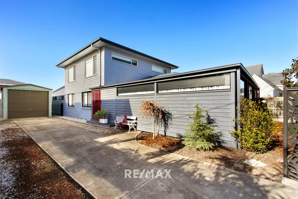 Lakes Entrance 4 Bedroom Discover Your Perfect Retreat: Central Holiday Home Offers Unforgettable Getaways!