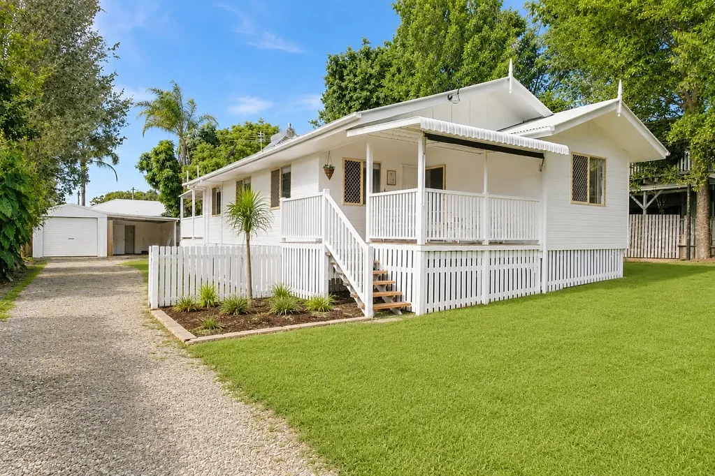 Macleay Island 3Phòng ngủ Charming 3 Bed - Family home -- Walk to Water, Shops & School -- Entertain on Expansive Decks!