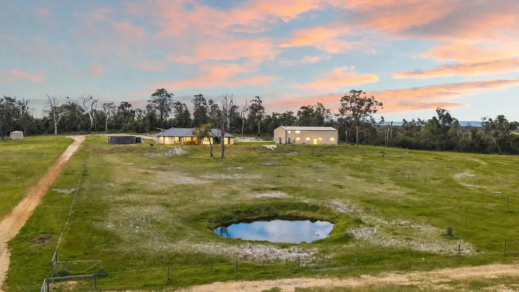 Cookernup 4房  90 acres, near-new home, sheds & ride-out access.