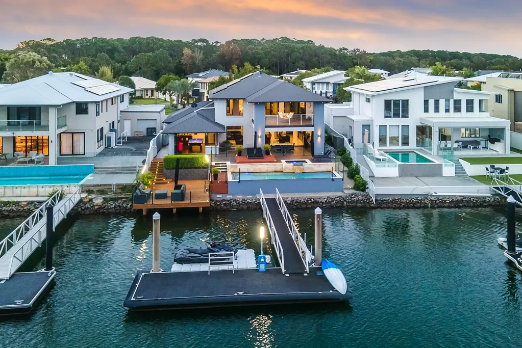 Hope Island 4ਬੈੱਡਰੂਮ Architecturally Designed Luxury Waterfront Lifestyle with Private Pontoon - Sellers purchased elsewhere!