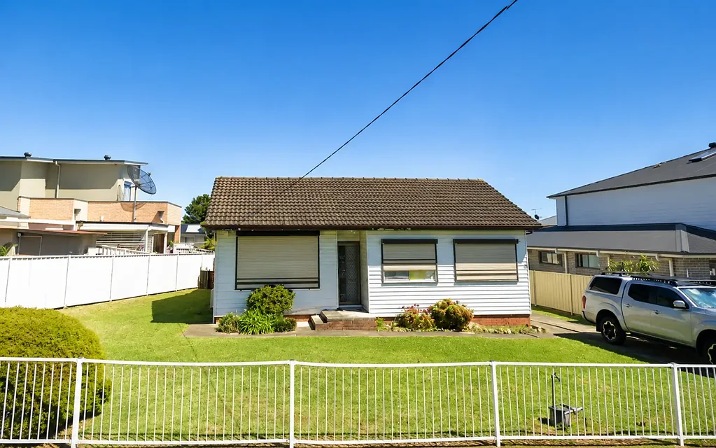 3 BEDROOM HOME FOR RENT IN THE HEART OF CANLEY HEIGHTS