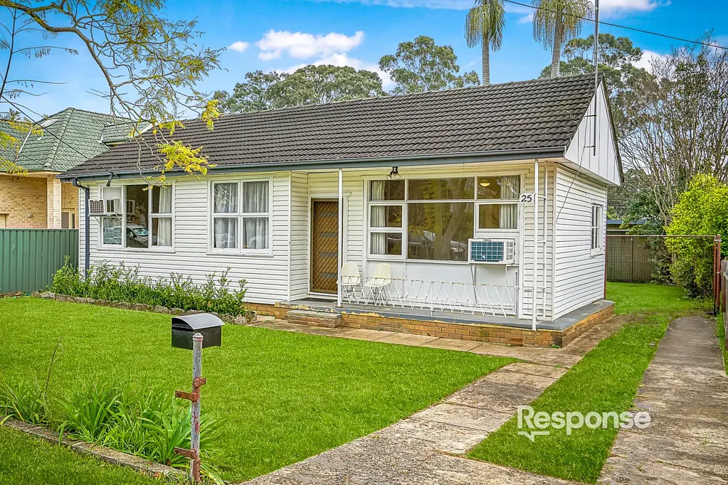 Conveniently Located Three-Bedroom Family Home in Kingswood!
