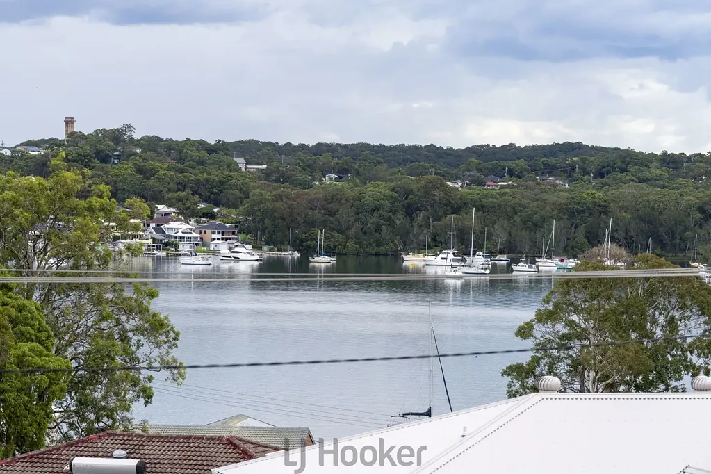 Fishing Point 5房  LAKE VIEWS & FLEXIBLE DUAL-LEVEL DESIGN