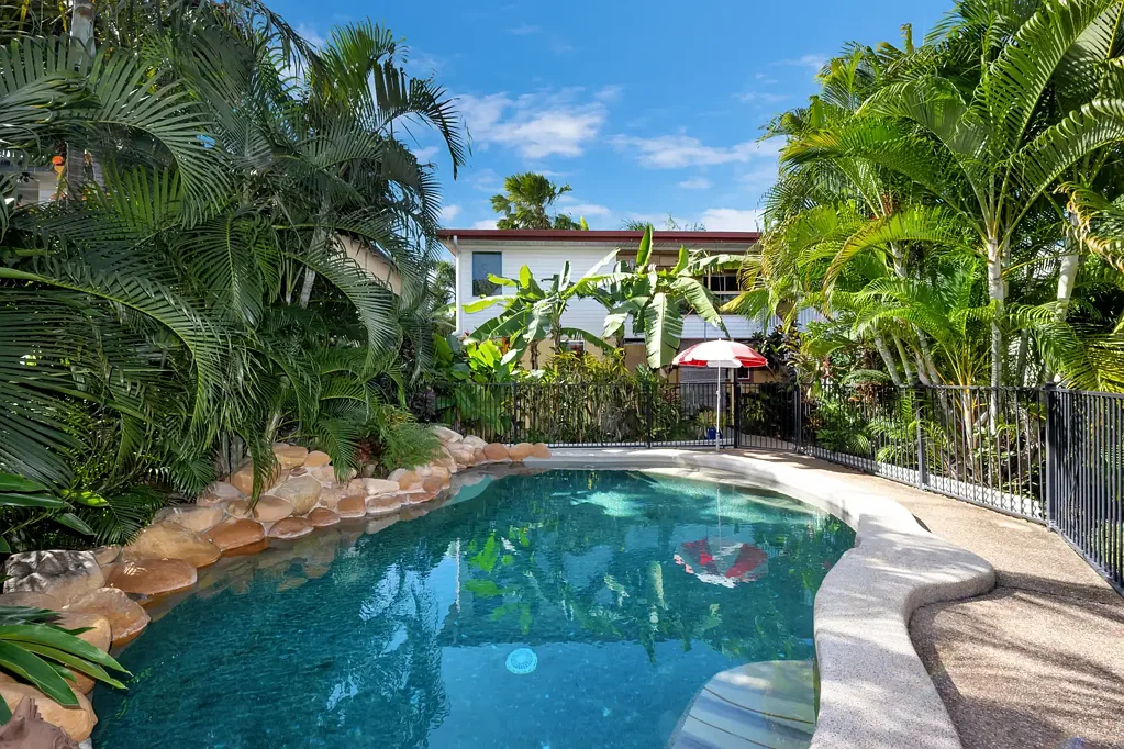 Hermit Park 5房  Beautiful Home in perfect tranquil location - ideal for the extended family