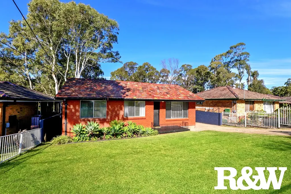 Rooty Hill 3房 2025年6月7日星期六，下午12:00至12:30开放参观 安全围栏 前露台 中央空调 开放式起居和用餐区 更新的厨房 3间宽敞的卧室 大型内部洗衣房 大草坪后院 地下混凝土游泳池+带顶棚烧烤区 黄金地段！靠近火车站、商店、学校、医院。 UNDER OFFER BY COLIN MACKENZIE & YVONNE TSEROS