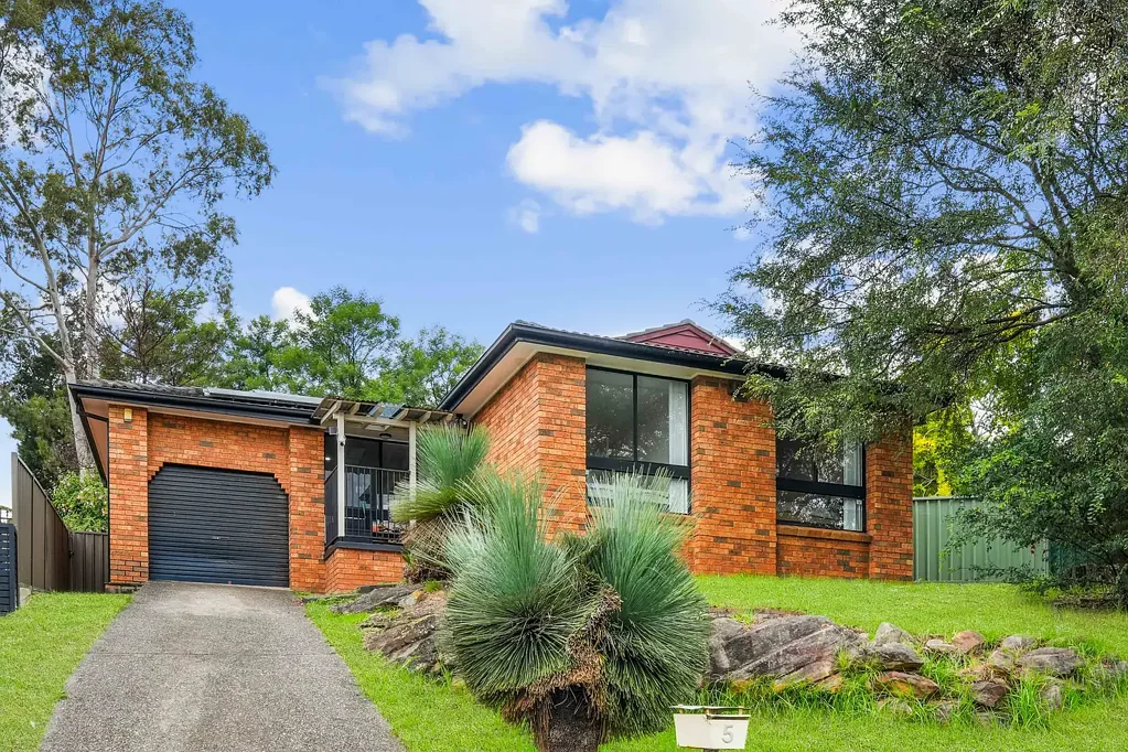 Minto 3침실 Renovated Family Home on 690sqm with Granny Flat Potential