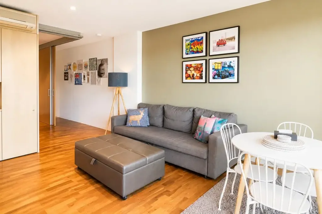 Furnished 1-Bedroom Apartment with Car Space in the Heart of Melbourne CBD