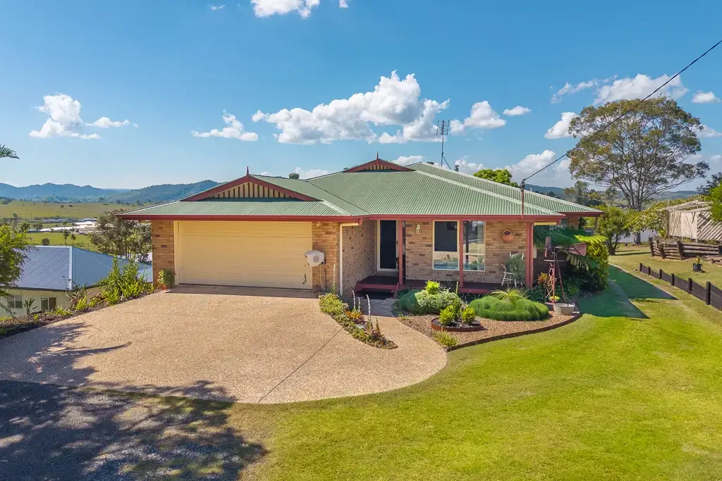 Kilcoy 4房 4卧家庭住宅 1349m²阔地 捕捉山景 双居住潜力 环绕惊艳露台 中心地带宁静 侧通道专用储藏 4-Bedroom Retreat with Dual Living & Panoramic Views