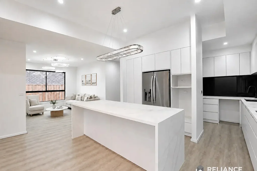 Tarneit 4房 448平方米土地上的卓越家庭生活，带两间主卧 Exceptional Family Living on 448m² with Two Master Bedrooms Walk to all Amenities!!