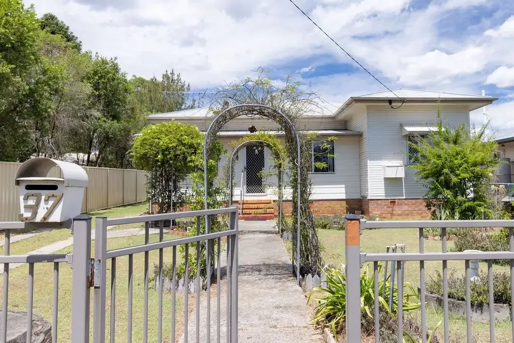 37 Thallon Street, Crows Nest, QLD 4355