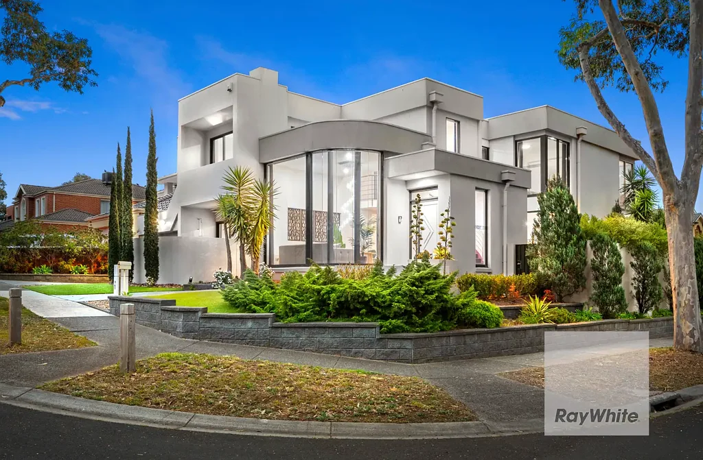 Bundoora 6房 双住宅独立计费 744平米阔地 充足采光落地窗 现代厨房开放餐区 主卧带露台 多庭院娱乐空间 Rare Dual-Dwelling Opportunity in Botanica Estate