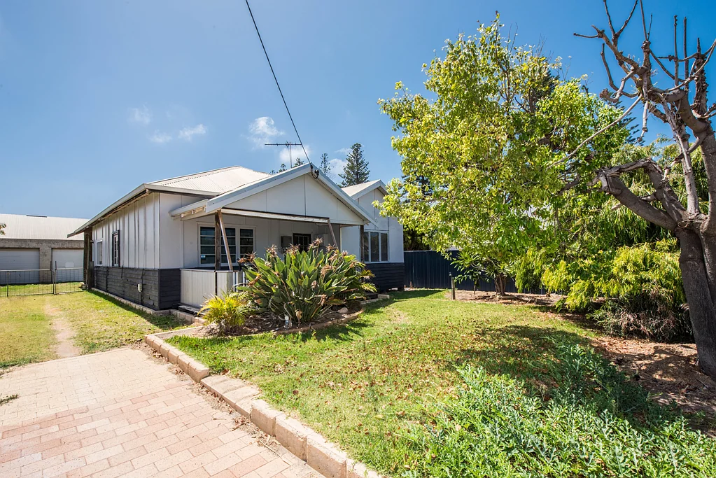 21 Burges Street, Beachlands, WA 6530