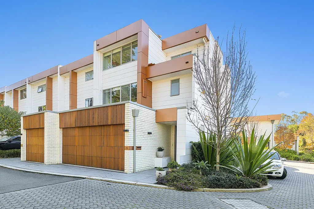 Strathfield 4Kwarto Contemporary Luxury in Prestigious Fairway Residences