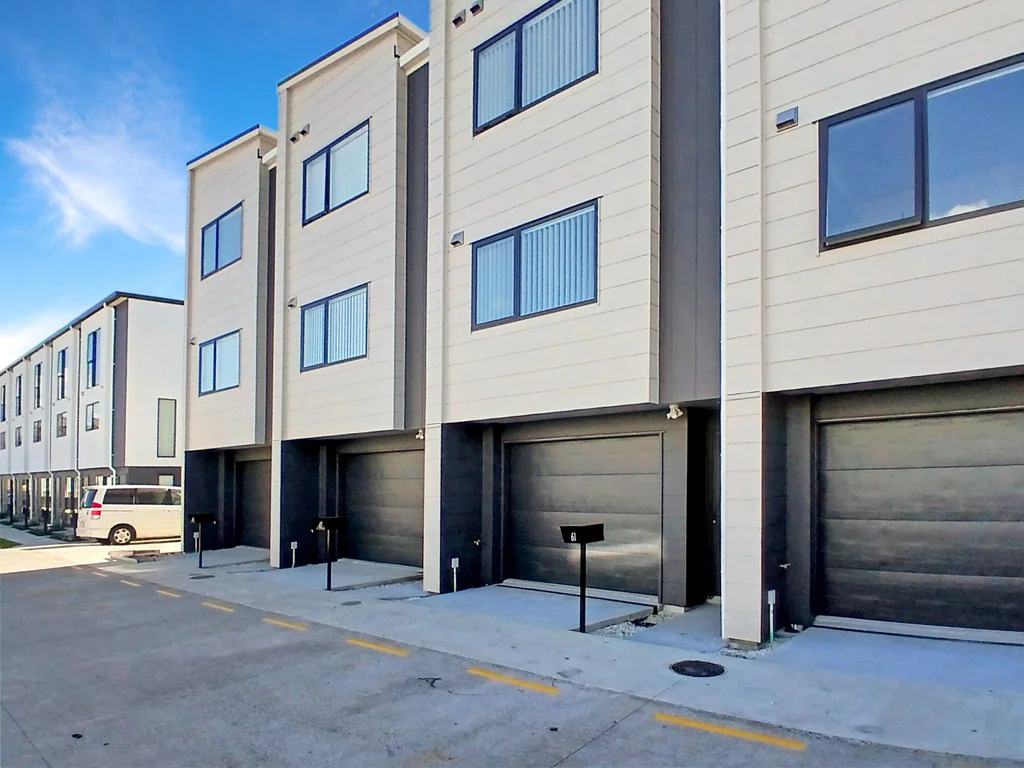 3 Bdrms/ 2 FULL bthms with GARAGE in Mangere Bridge!