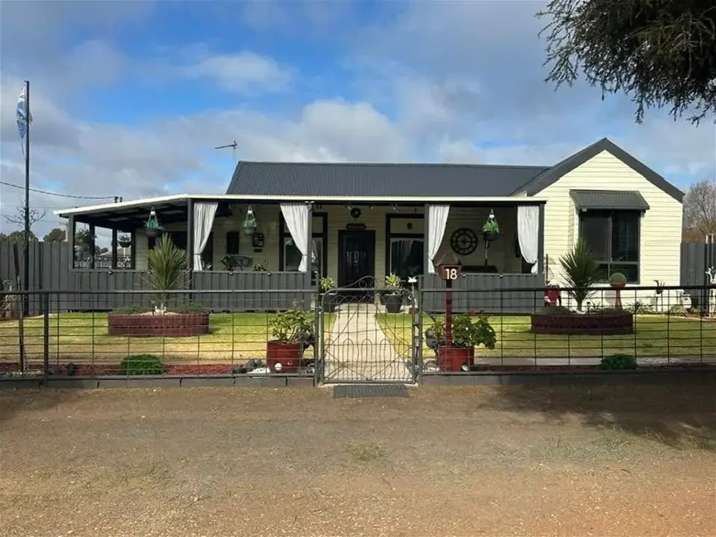 Temora 4ห้องนอน FULLY RENOVATED HOME WITH A PERFECT BLEND OF OLD AND MODERN FEATURES. SALE includes a FREE OUTDOOR SPA