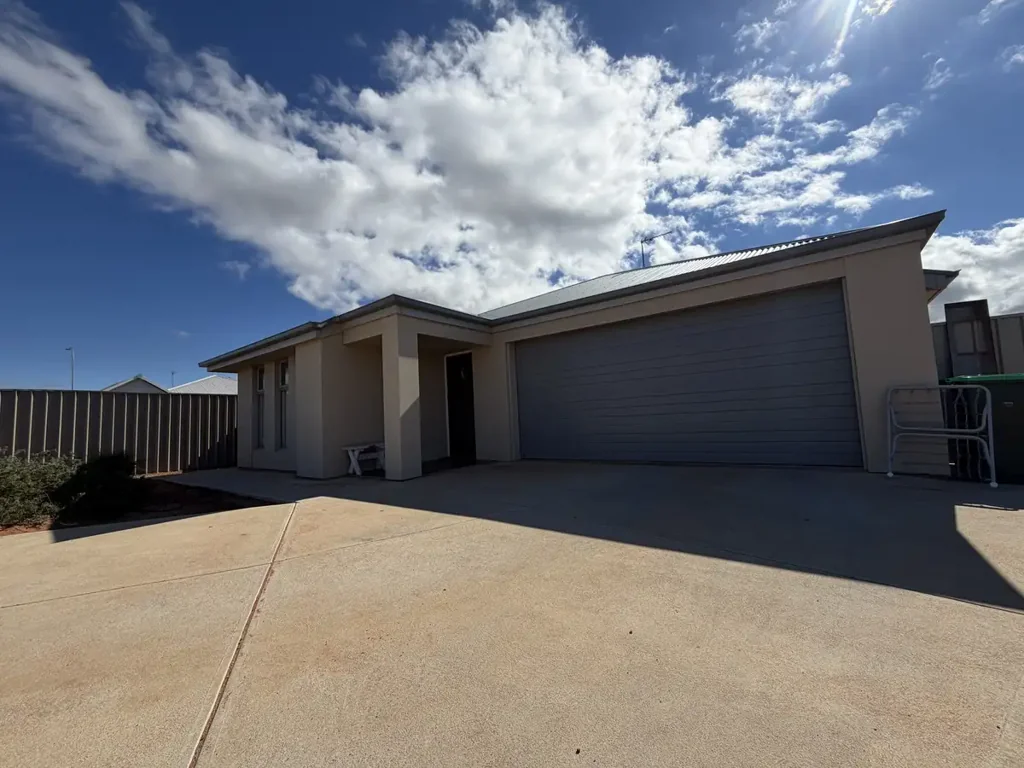 Port Augusta West 4ห้องนอน Stylish Family Sanctuary in Sought-After St Eyre Estate