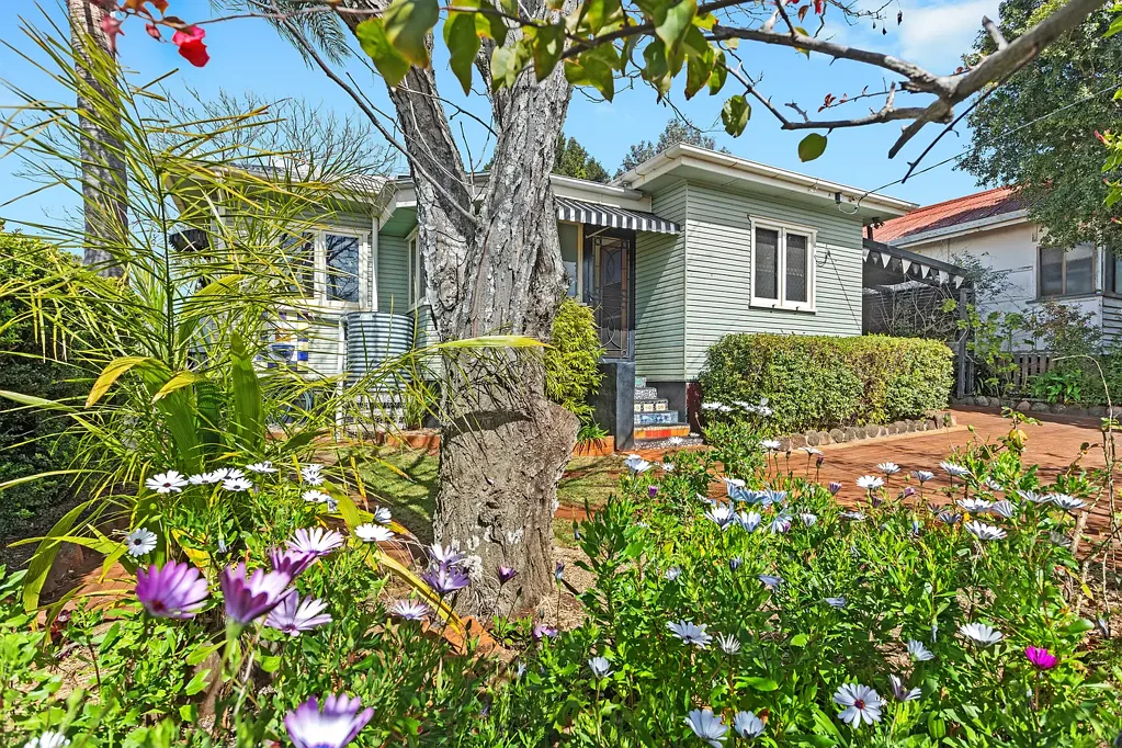 Harristown 3房  Perfect Starter - DOUBLE SHED & Northern Views Over City!