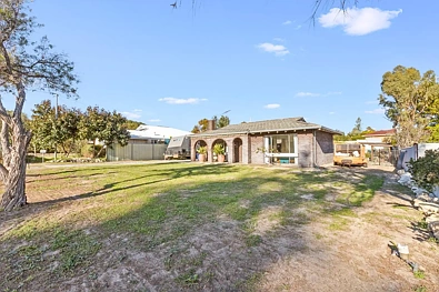 Yanchep 2 Slaapkamer One of the last original "Bondy" homes.. an Uncut Diamond 💎