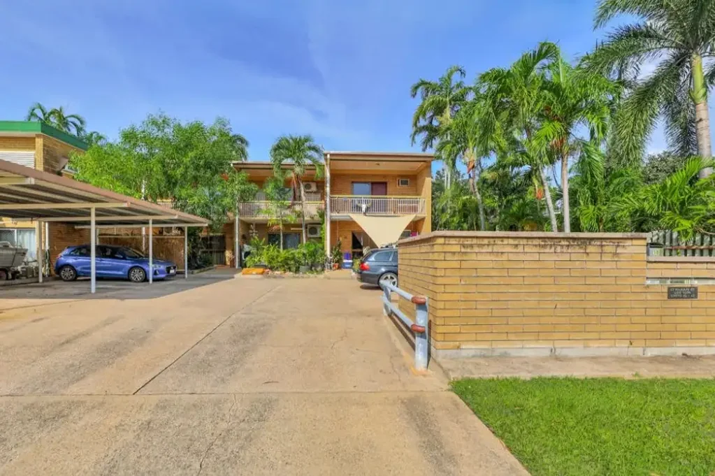 2 BEDROOM TOWNHOUSE WITH A PRIVATE COURTYARD