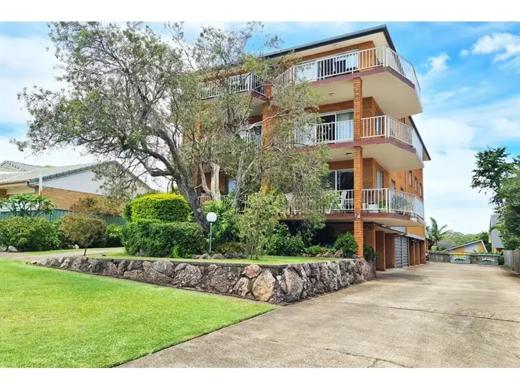 Top-Floor Apartment with Elevated Views - Walk to Town Beach