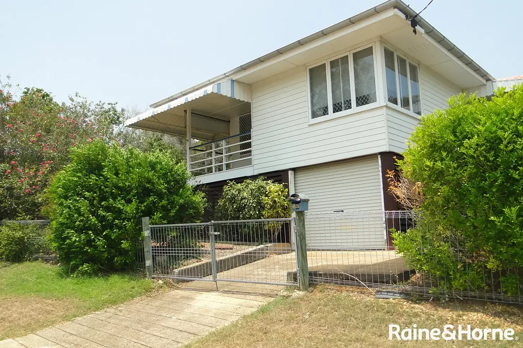 FOUR BEDROOM FAMILY HOME IN WEST GLADSTONE!