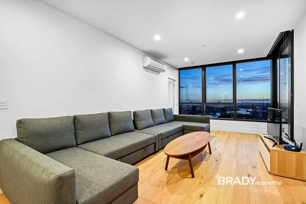 PENTHOUSE STYLE LIVING IN AN IDEAL LOCATION WITH SPECTACULAR VIEWS
