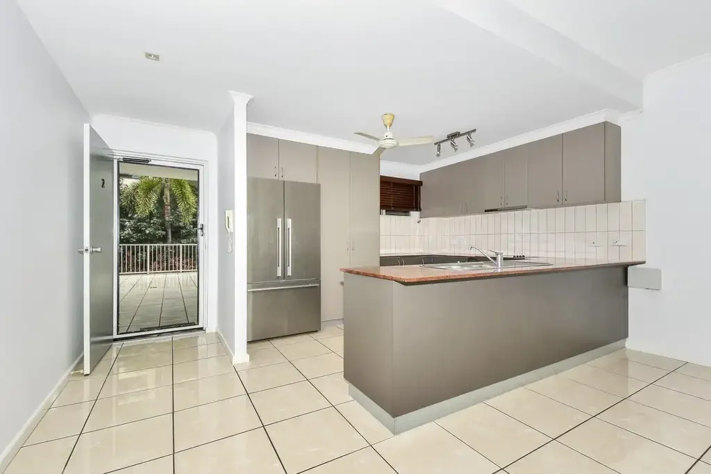 SPACIOUS THREE BEDROOM APARTMENT IN THE HEART OF WOOLNER