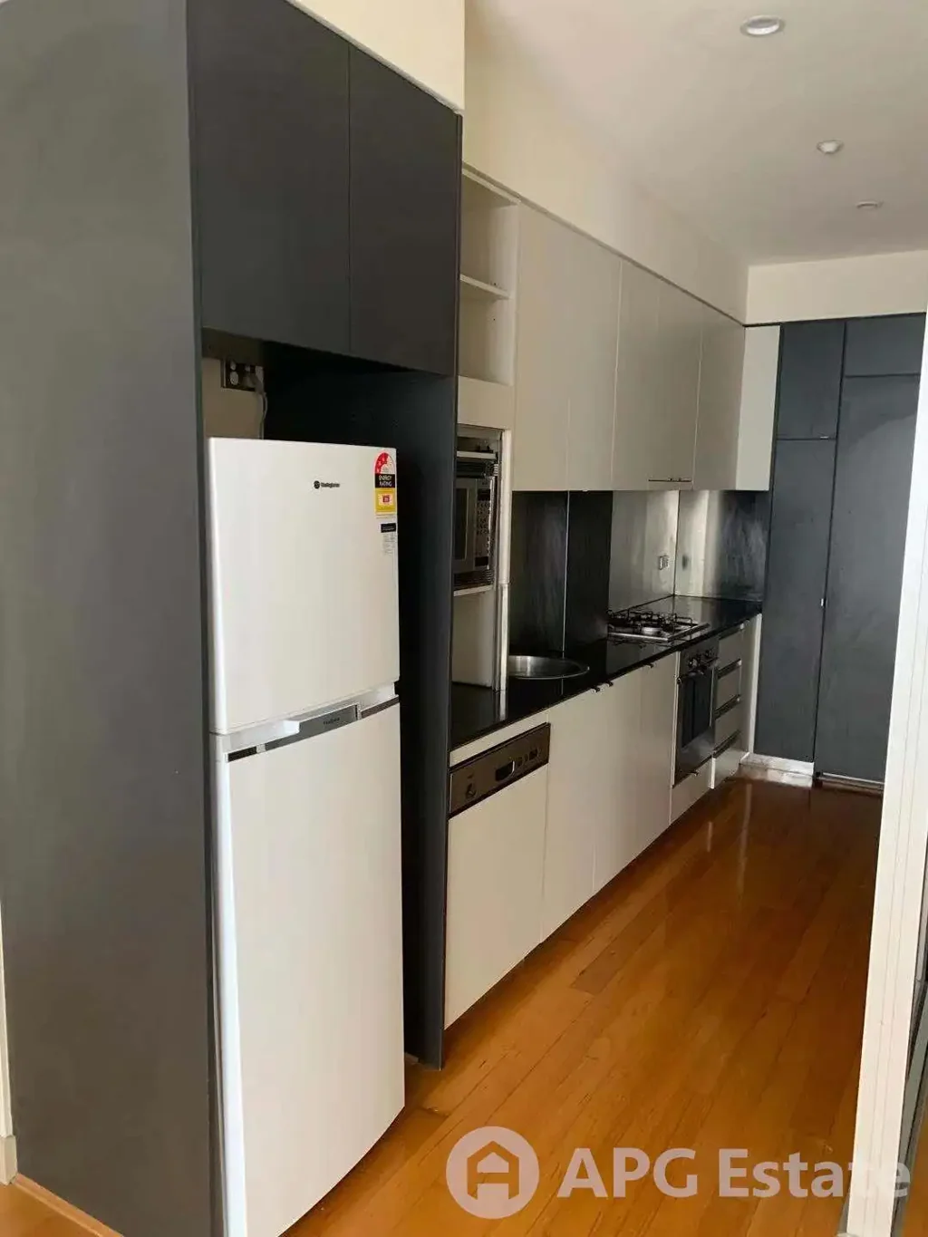 Modern 2-Bedroom Apartment in Prime Collins Street Location