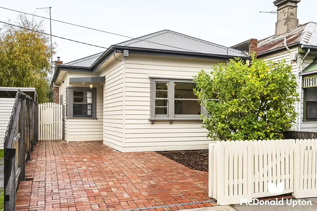 Ascot Vale 2房 优雅Weatherboard风格 紧邻Union Road 智能浴室宽敞卧房 现代厨房宁静起居 娱乐露台儿童庭院 Class & Comfort, Charm & Convenience