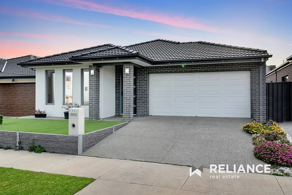 Tarneit 4બેડરૂમ East-Facing Modern Family Home with 2 Living Areas – Prime Location!
